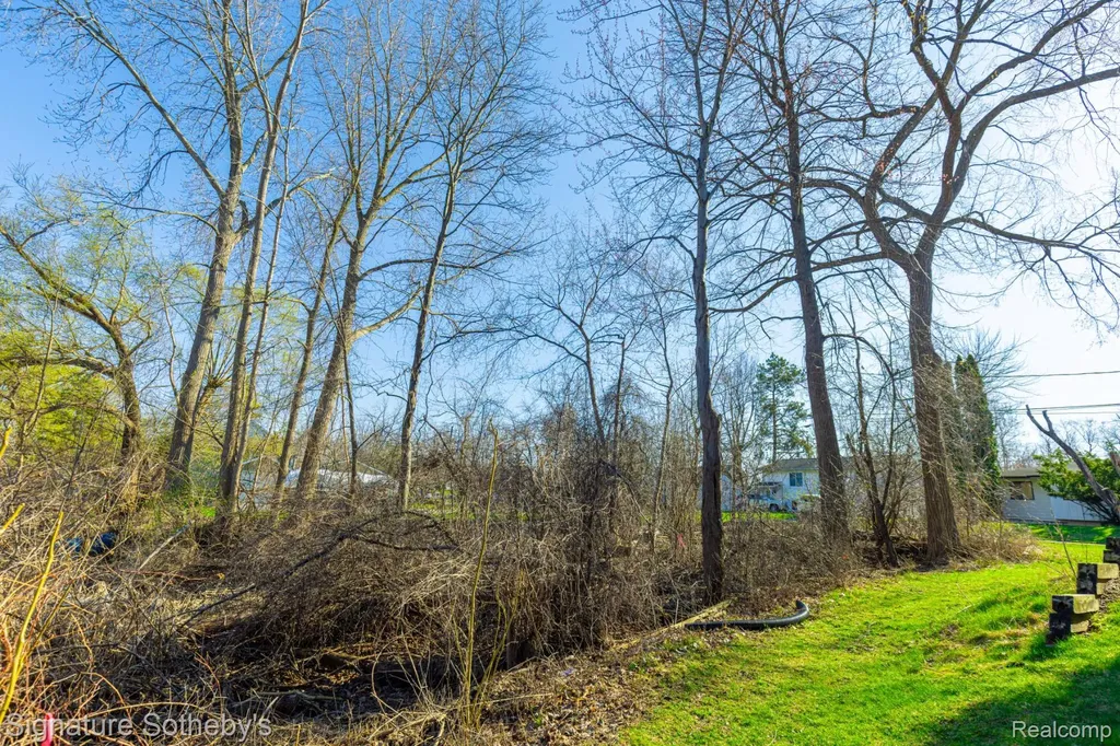 1105 Oregon Boulevard Waterford Charter Township MI 48327