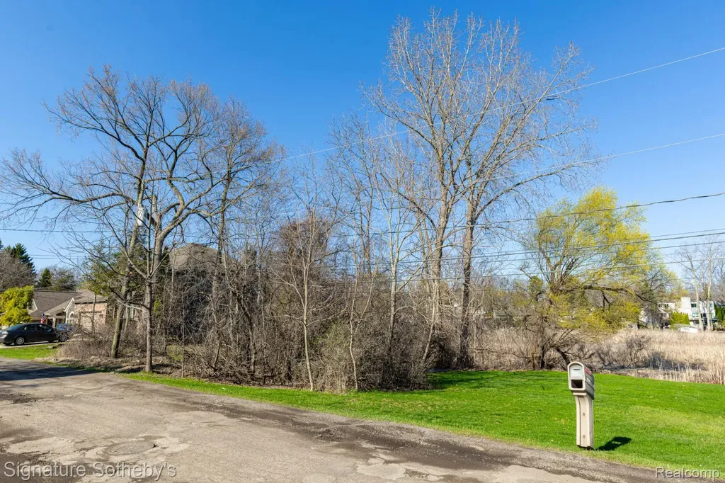 1105 Oregon Boulevard Waterford Charter Township MI 48327