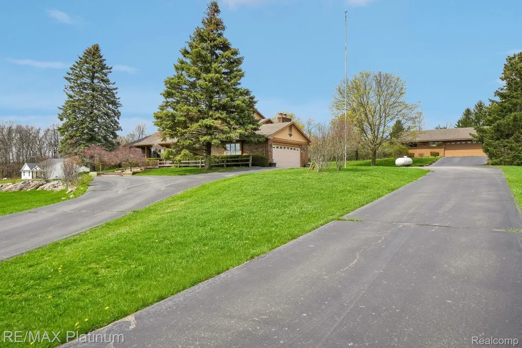555 Crawford Farm Lane Milford Charter Township MI 48380