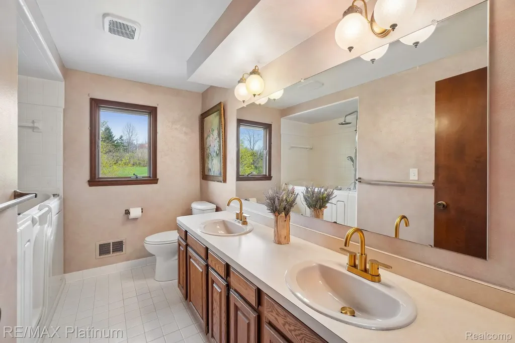 555 Crawford Farm Lane Milford Charter Township MI 48380