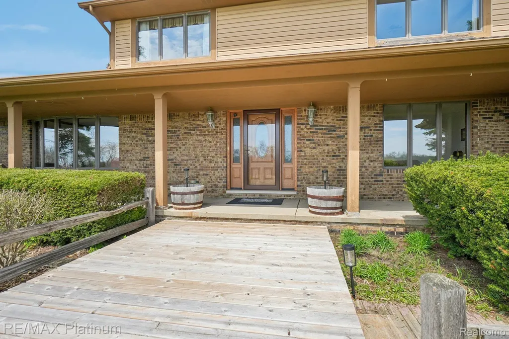 555 Crawford Farm Lane Milford Charter Township MI 48380