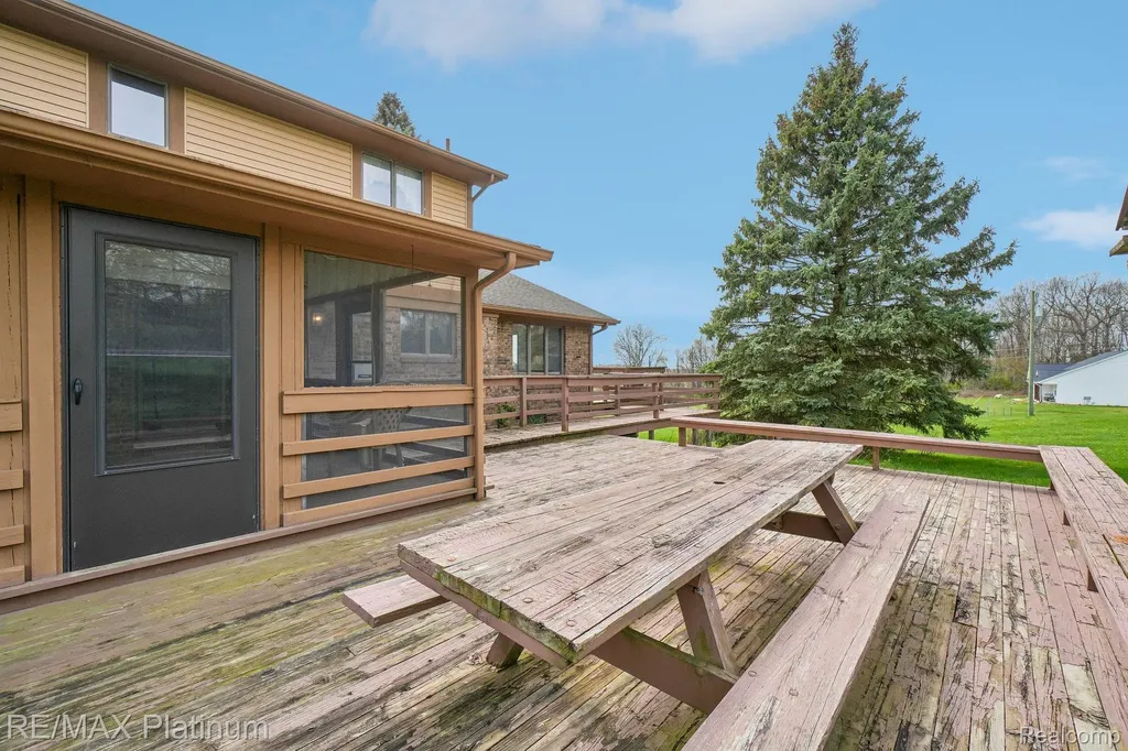 555 Crawford Farm Lane Milford Charter Township MI 48380