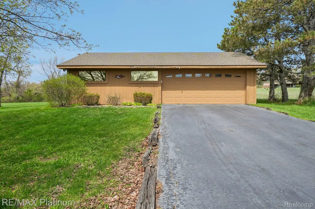 555 Crawford Farm Lane Milford Charter Township MI 48380