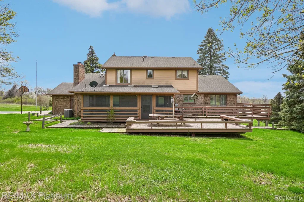 555 Crawford Farm Lane Milford Charter Township MI 48380