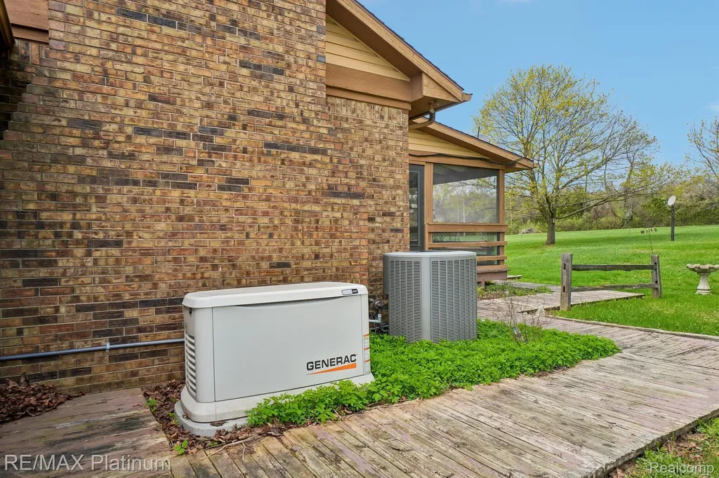 555 Crawford Farm Lane Milford Charter Township MI 48380