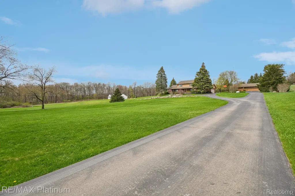 555 Crawford Farm Lane Milford Charter Township MI 48380