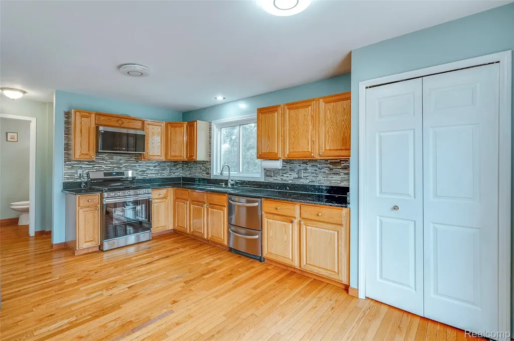 43470 Algonquin Drive Novi City MI 48375