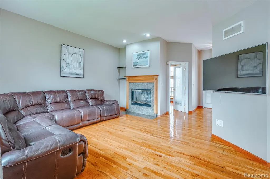 43470 Algonquin Drive Novi City MI 48375