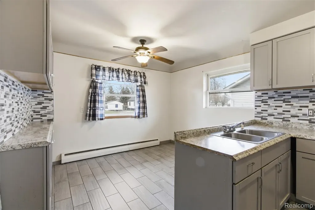 25253 Eureka Drive Warren City MI 48091