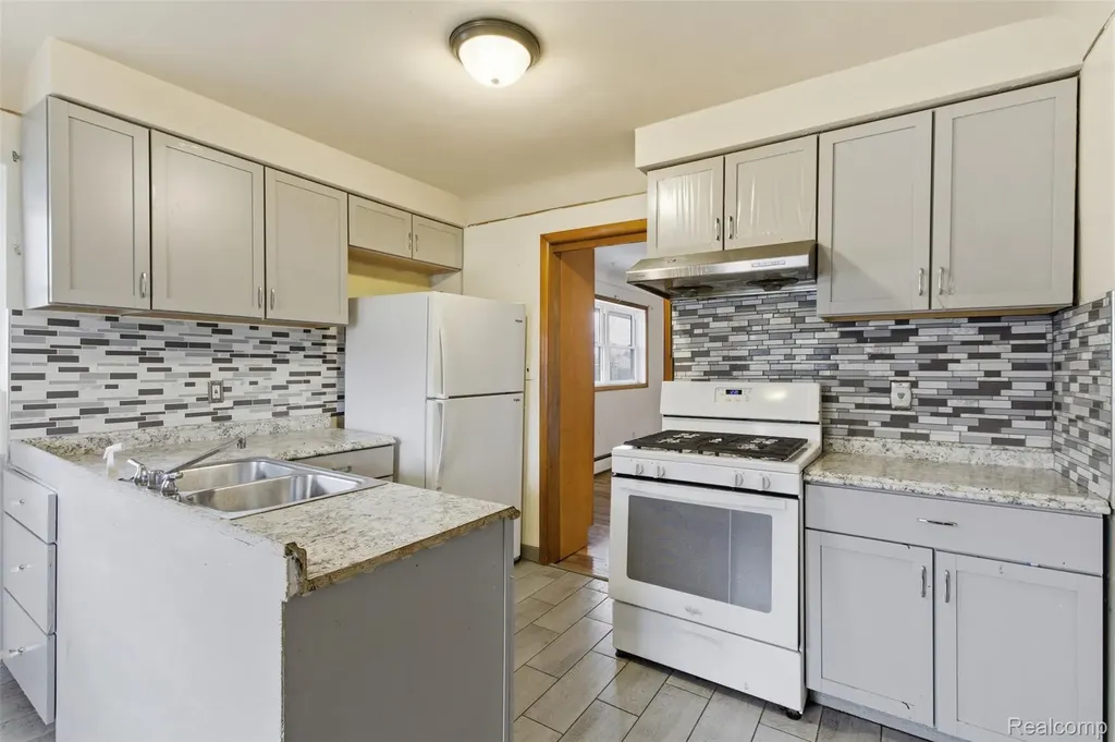 25253 Eureka Drive Warren City MI 48091