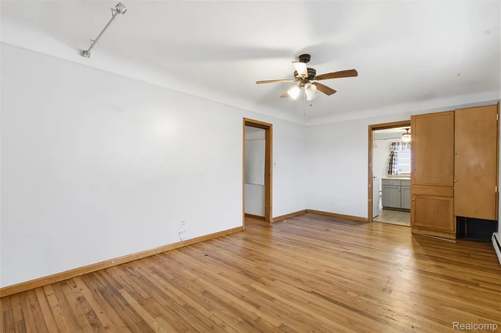 25253 Eureka Drive Warren City MI 48091