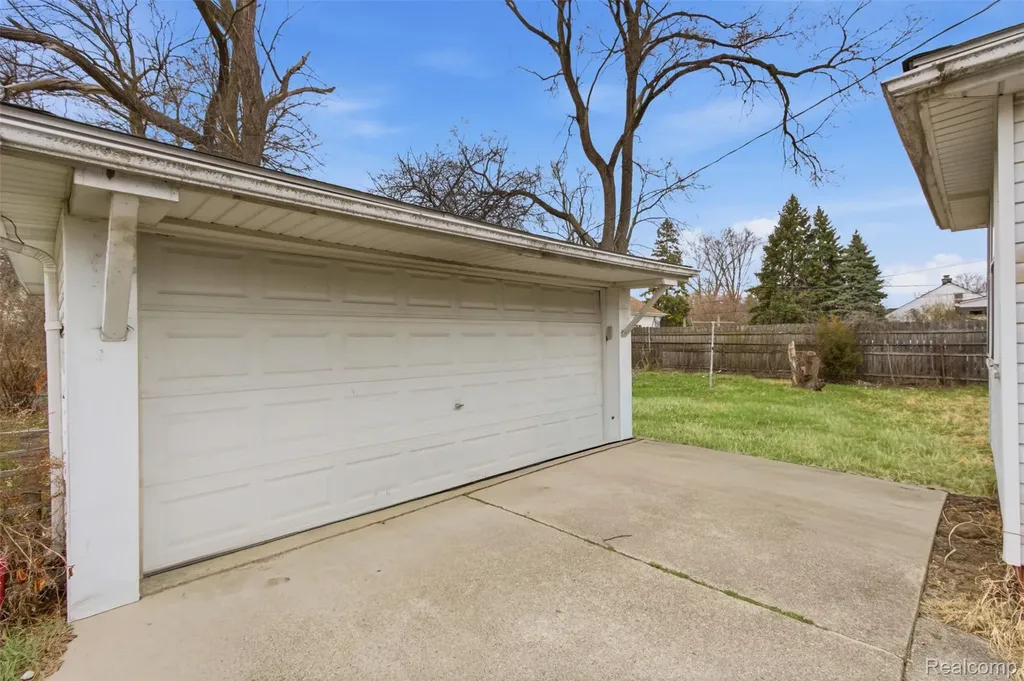 25253 Eureka Drive Warren City MI 48091