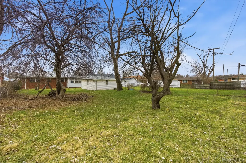 25253 Eureka Drive Warren City MI 48091