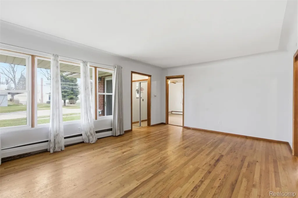 25253 Eureka Drive Warren City MI 48091