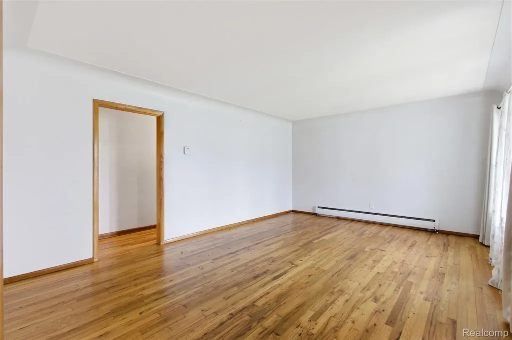 25253 Eureka Drive Warren City MI 48091