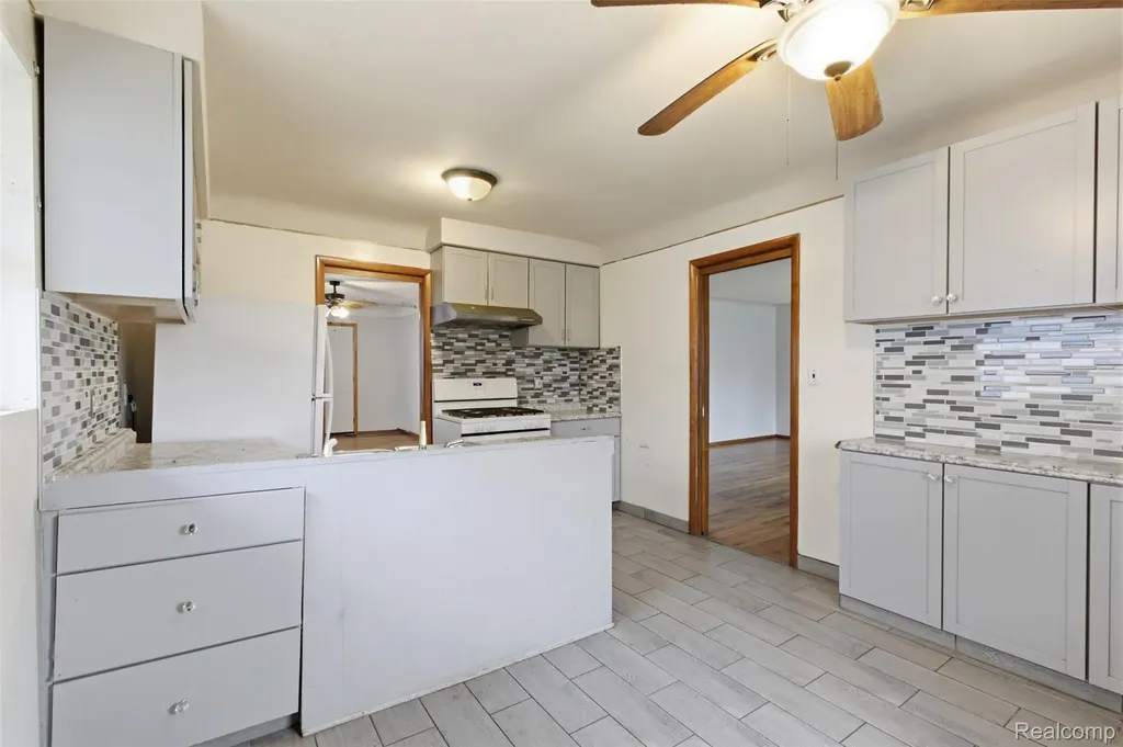 25253 Eureka Drive Warren City MI 48091