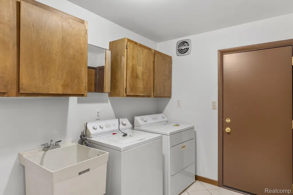 1613 Caliper Drive Troy City MI 48084