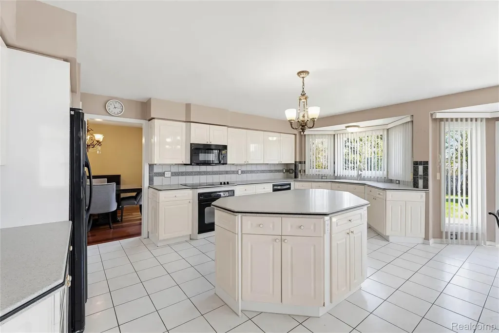 41116 Ginger Court Sterling Heights City MI 48314