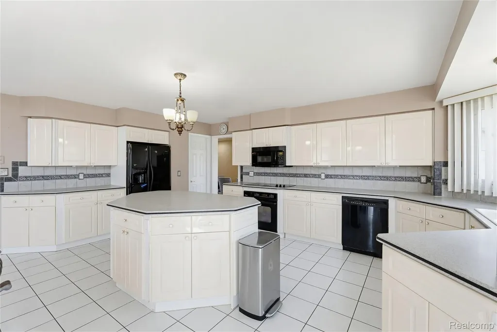 41116 Ginger Court Sterling Heights City MI 48314