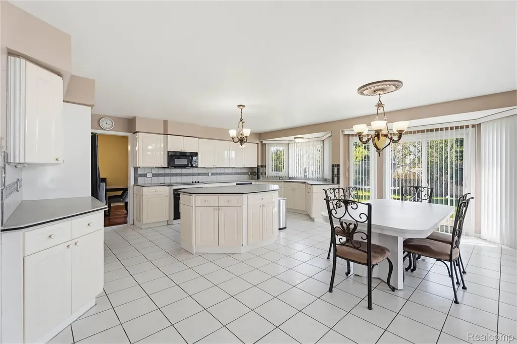 41116 Ginger Court Sterling Heights City MI 48314