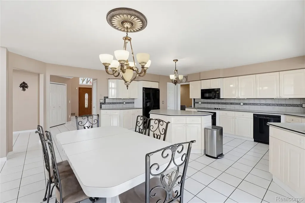 41116 Ginger Court Sterling Heights City MI 48314