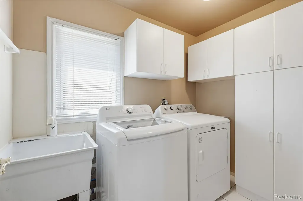 41116 Ginger Court Sterling Heights City MI 48314