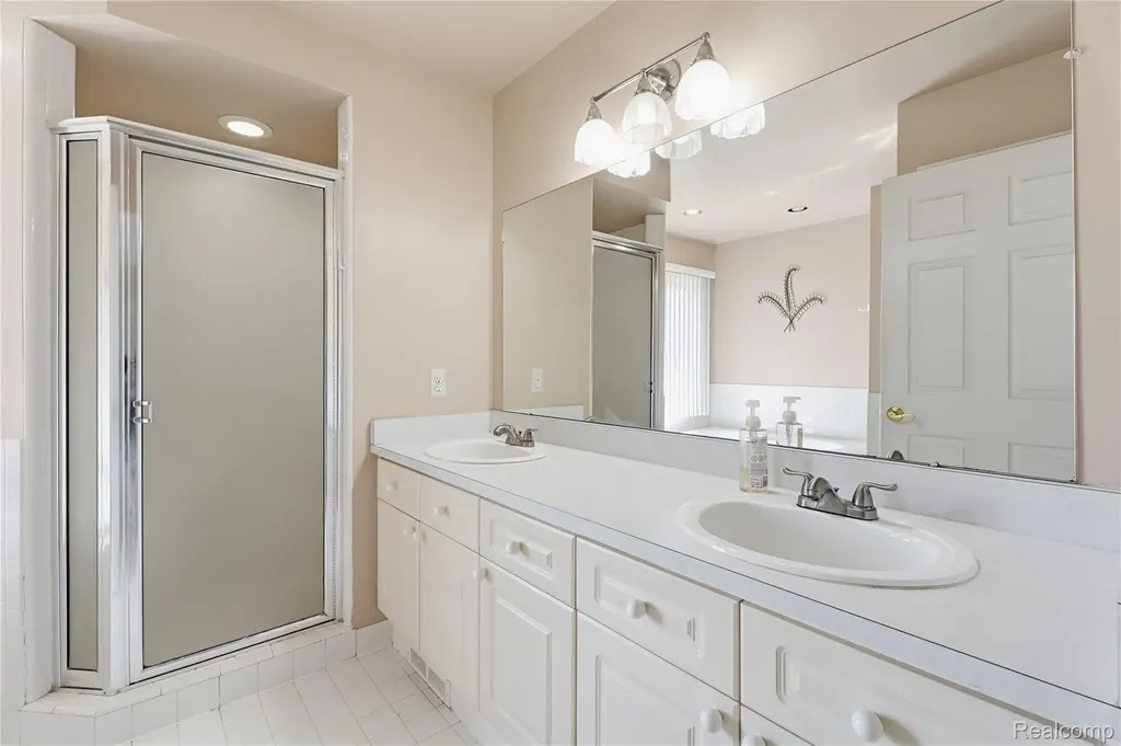 41116 Ginger Court Sterling Heights City MI 48314
