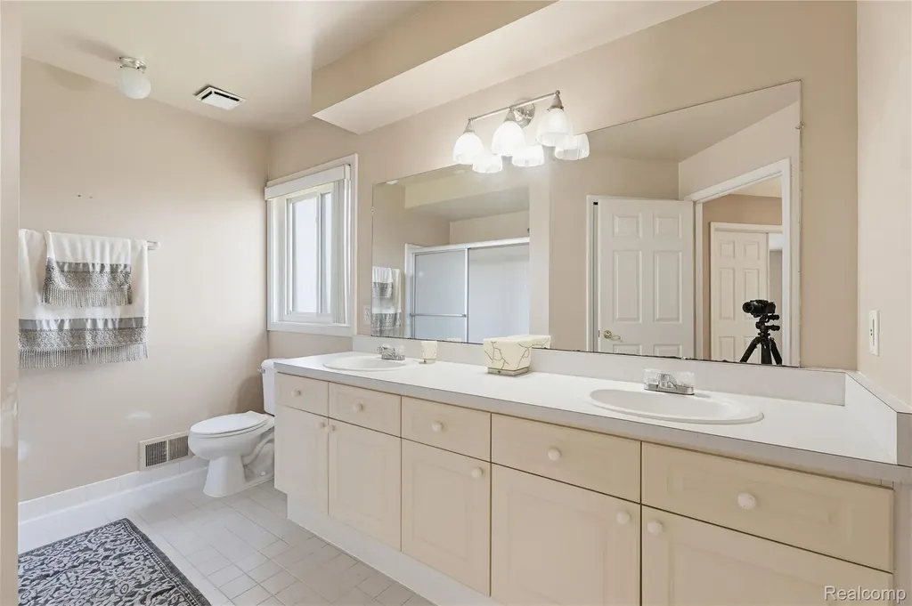 41116 Ginger Court Sterling Heights City MI 48314