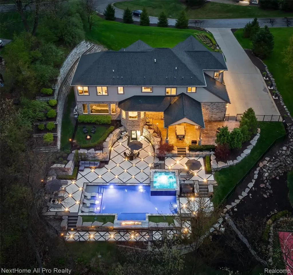 12385 Boulder Pass Drive Brighton Township MI 48380