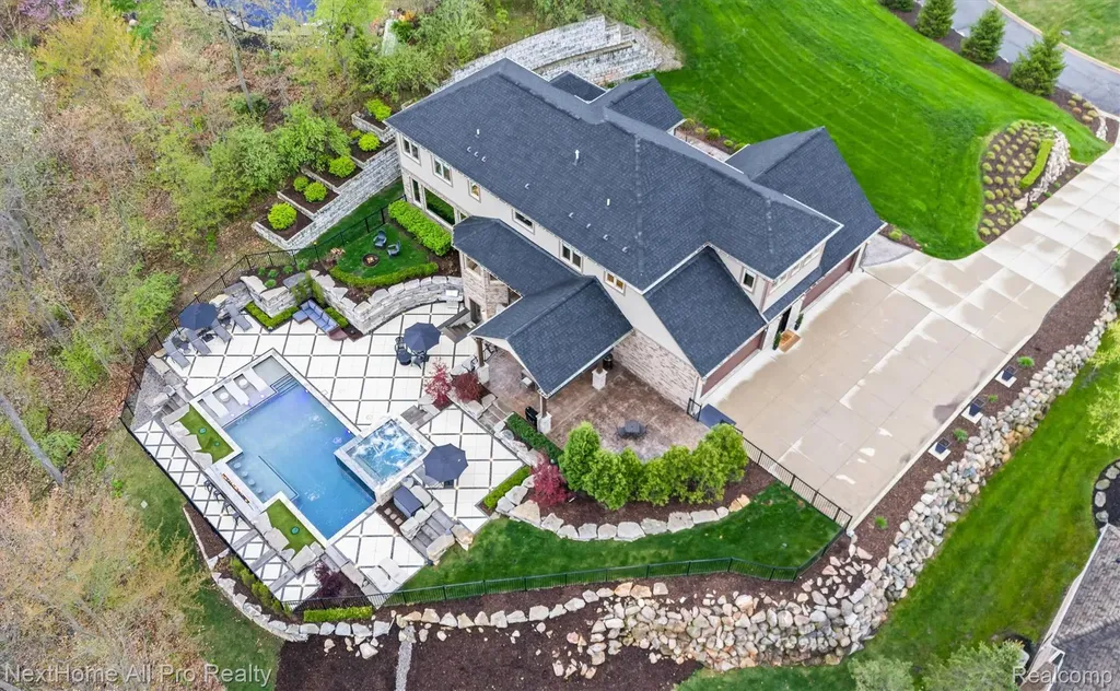 12385 Boulder Pass Drive Brighton Township MI 48380