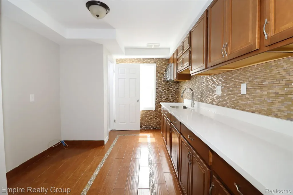 5743 N Highland Street Dearborn Heights City MI 48127