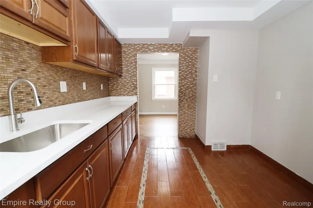5743 N Highland Street Dearborn Heights City MI 48127