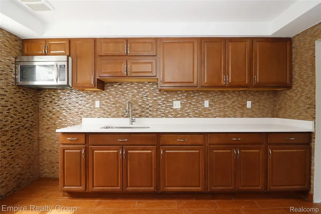 5743 N Highland Street Dearborn Heights City MI 48127
