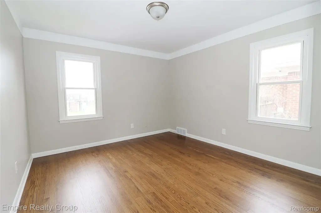 5743 N Highland Street Dearborn Heights City MI 48127