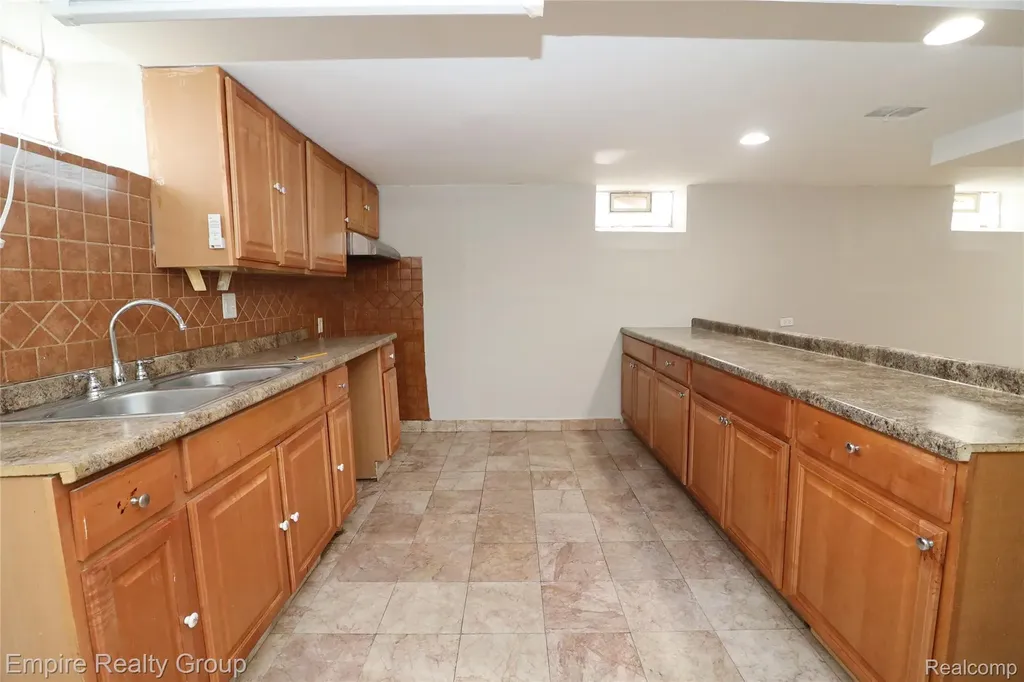 5743 N Highland Street Dearborn Heights City MI 48127