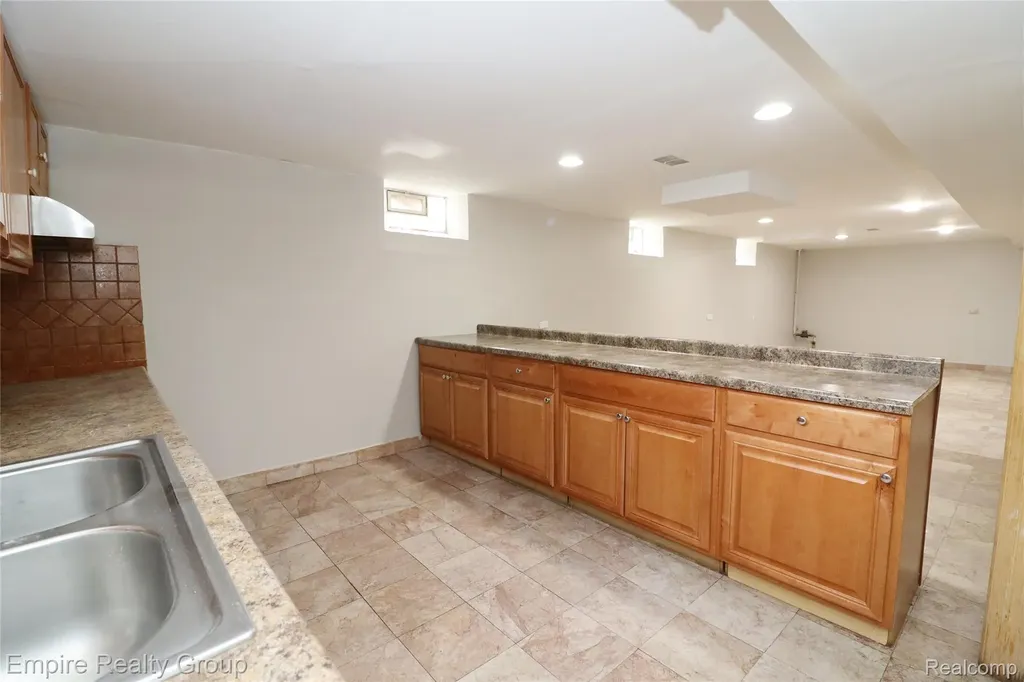 5743 N Highland Street Dearborn Heights City MI 48127