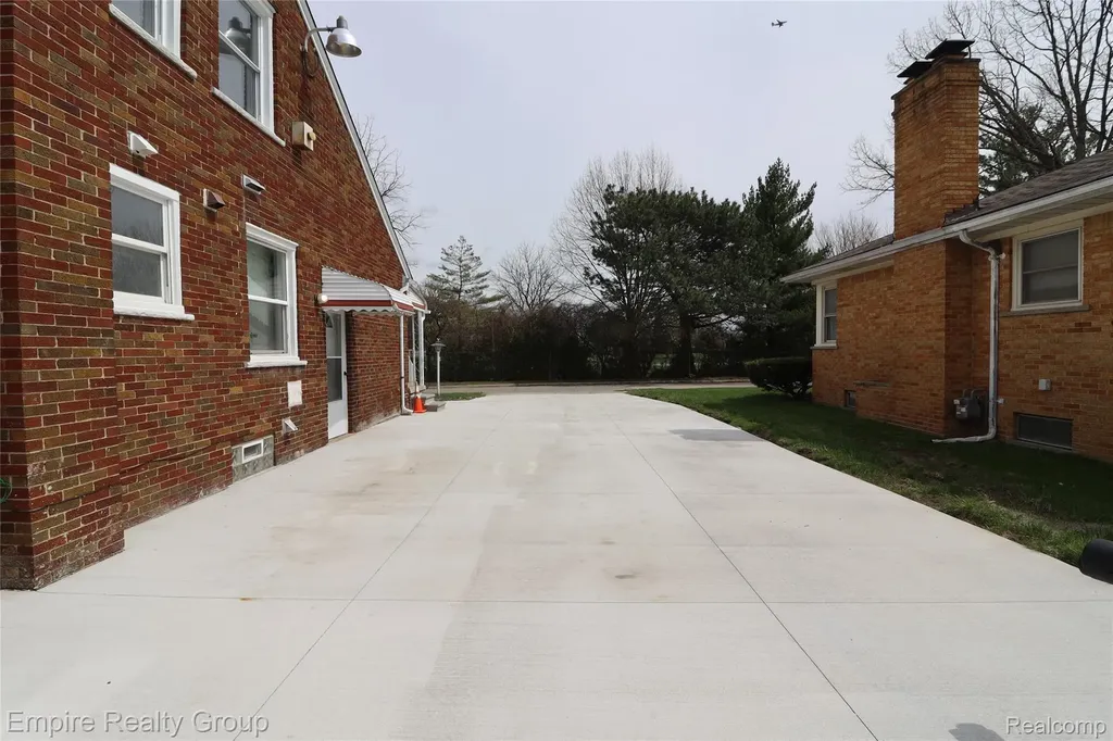 5743 N Highland Street Dearborn Heights City MI 48127