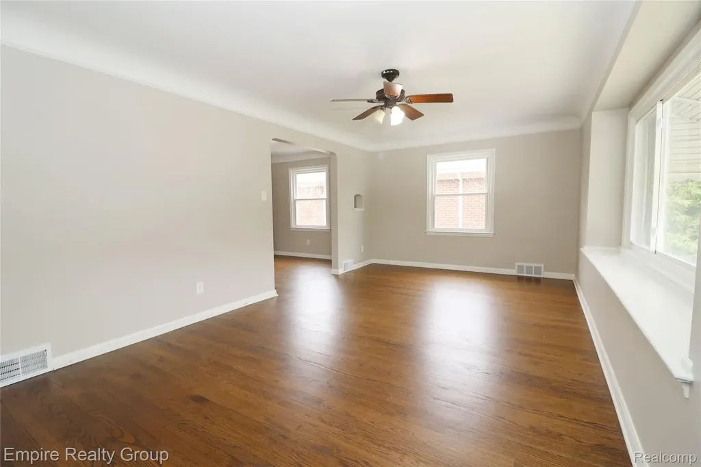 5743 N Highland Street Dearborn Heights City MI 48127