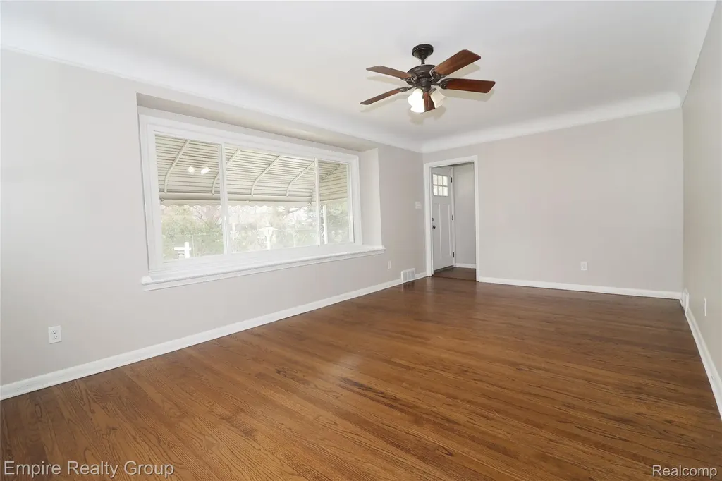 5743 N Highland Street Dearborn Heights City MI 48127