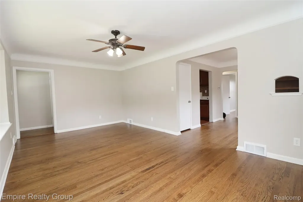 5743 N Highland Street Dearborn Heights City MI 48127
