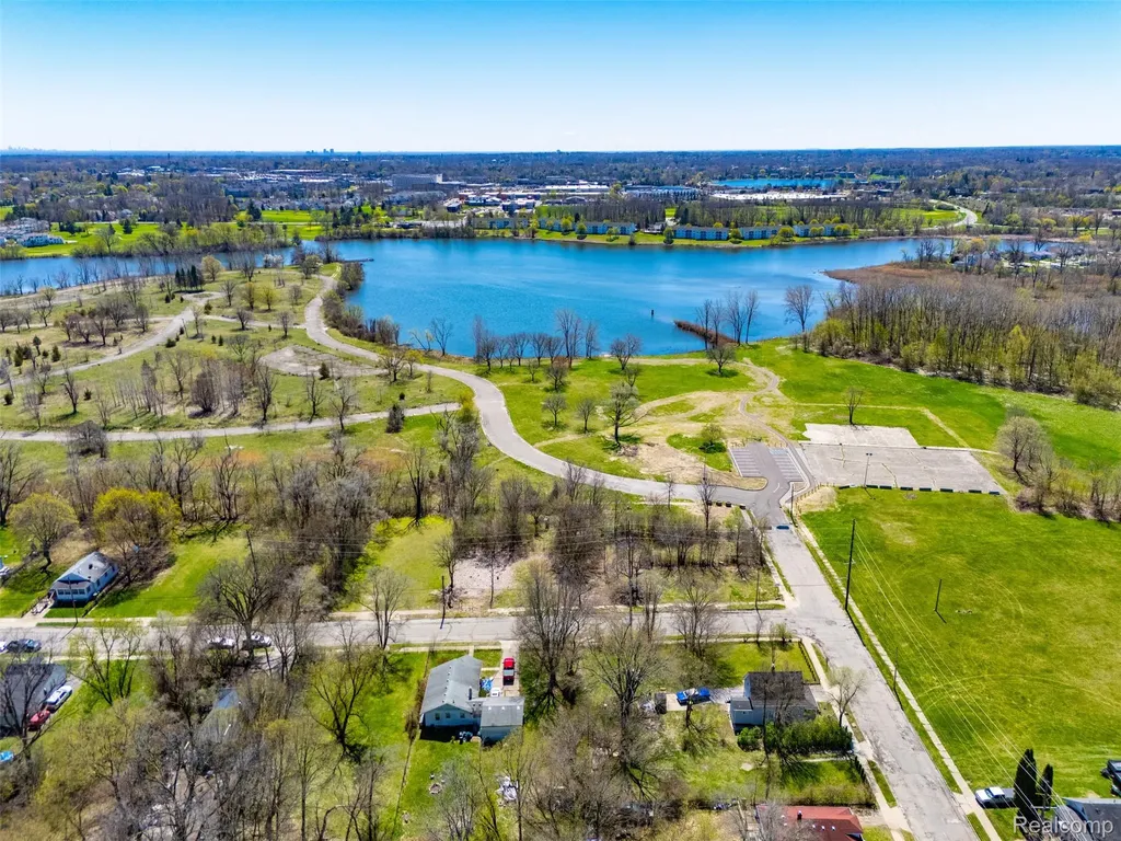 91 Lake Street Pontiac City MI 48341