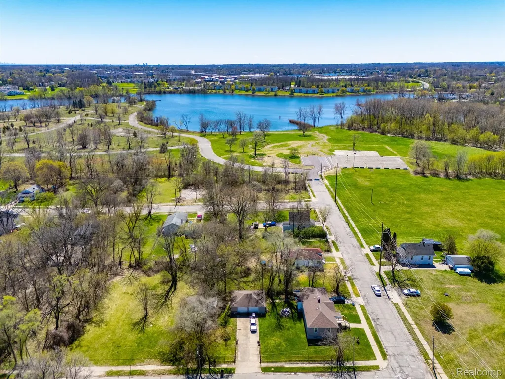 91 Lake Street Pontiac City MI 48341