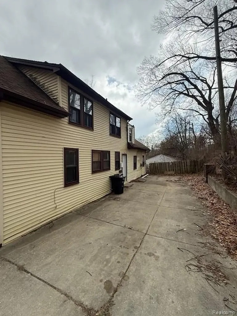 16845-7 Dolphin Street Detroit City MI 48219