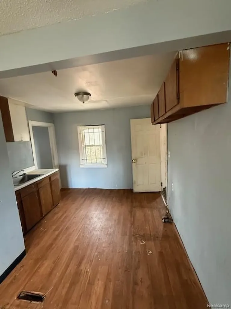 16845-7 Dolphin Street Detroit City MI 48219