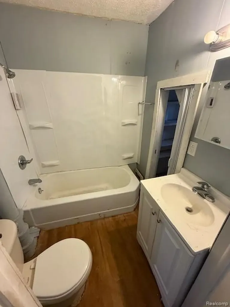 16845-7 Dolphin Street Detroit City MI 48219