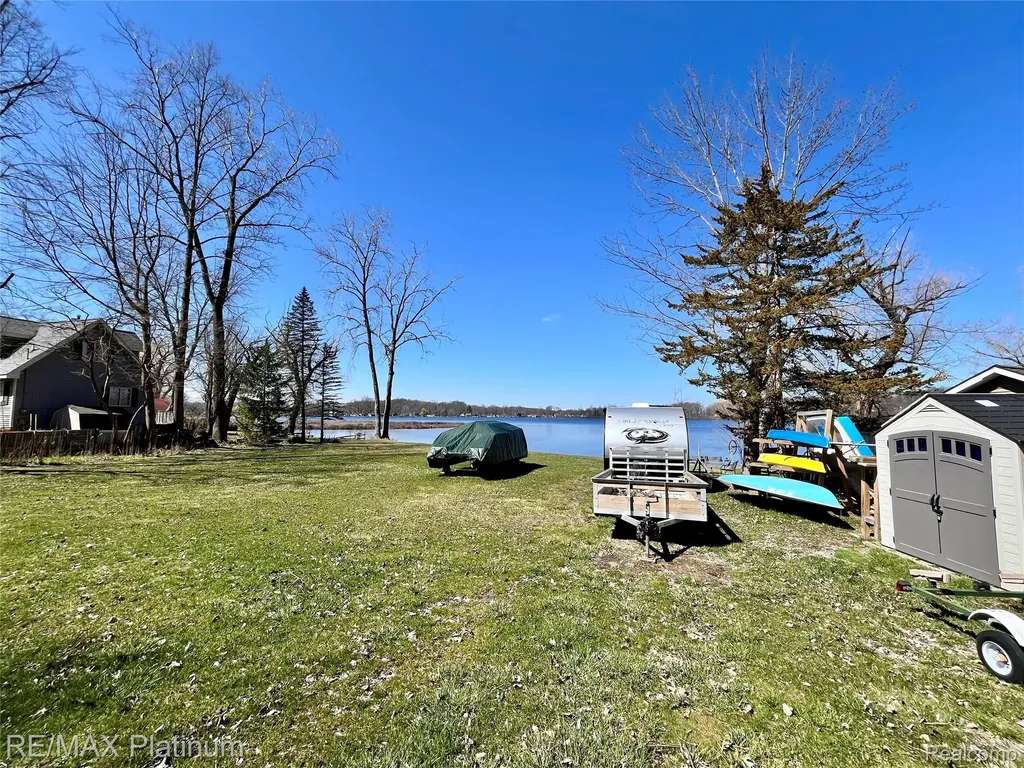 11280 Patterson Lake Dr Drive Putnam Township MI 48169