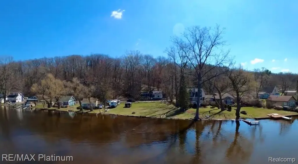 11280 Patterson Lake Dr Drive Putnam Township MI 48169