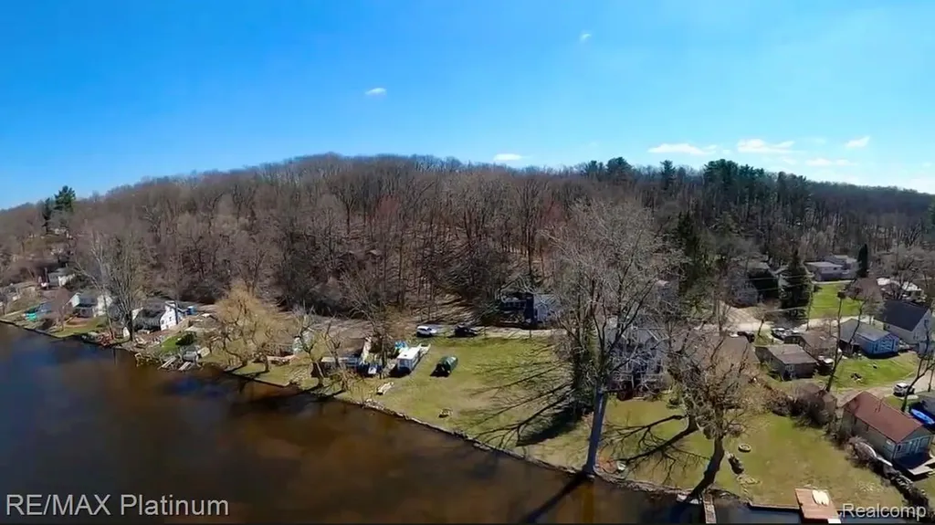 11280 Patterson Lake Dr Drive Putnam Township MI 48169