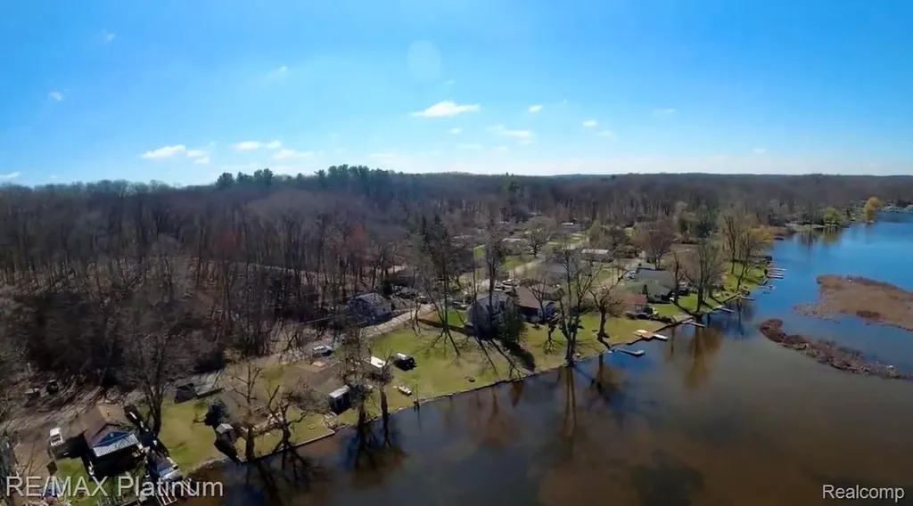 11280 Patterson Lake Dr Drive Putnam Township MI 48169
