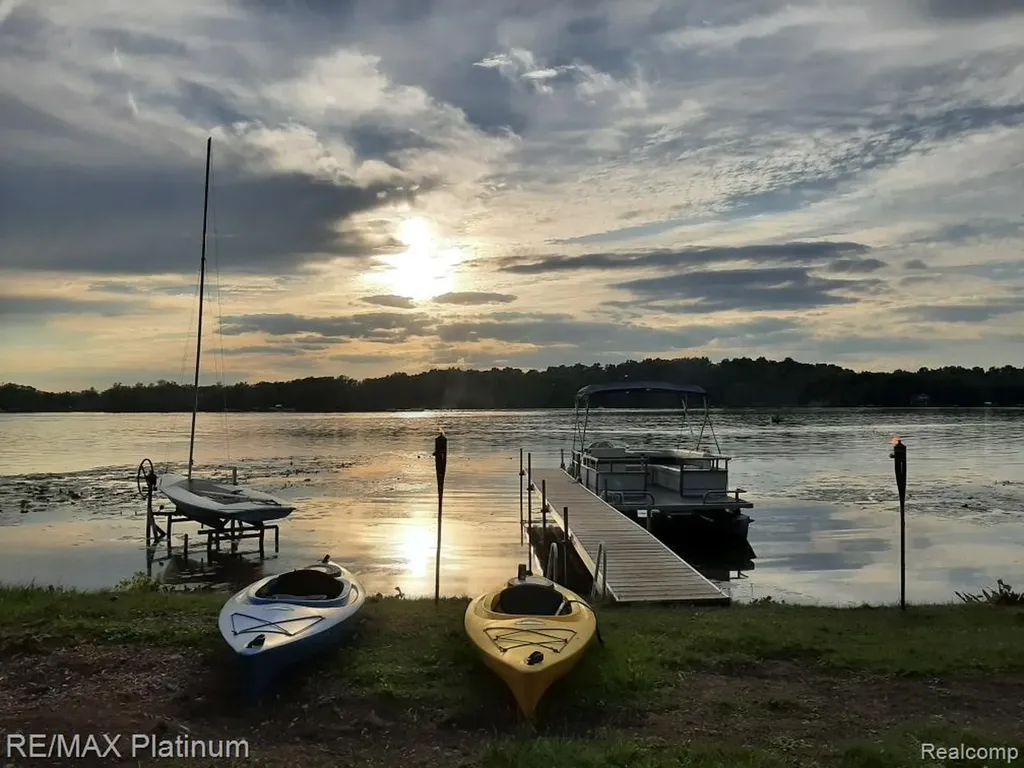 11280 Patterson Lake Dr Drive Putnam Township MI 48169